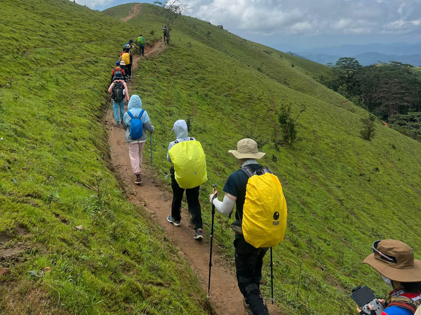 Leo núi cần mang theo gì - khi đi book tour